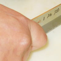 包丁の持ち方・しっかり握っている