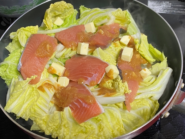 白菜と鮭のみそバターフライパン蒸し